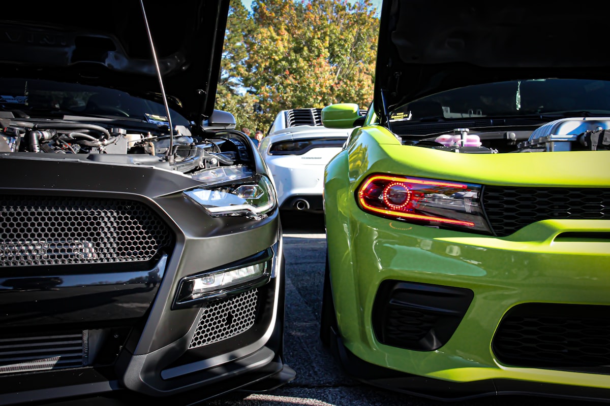 Dodge Charger Scat Pack vs Ford Mustang GT: Uma Comparação Abrangente