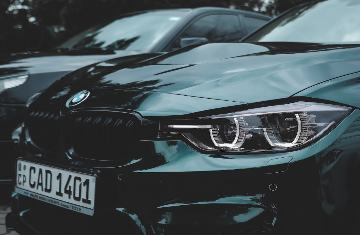 um par de carros estacionados um ao lado do outro