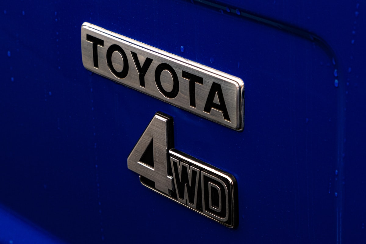 um close do logotipo da toyota em um carro azul